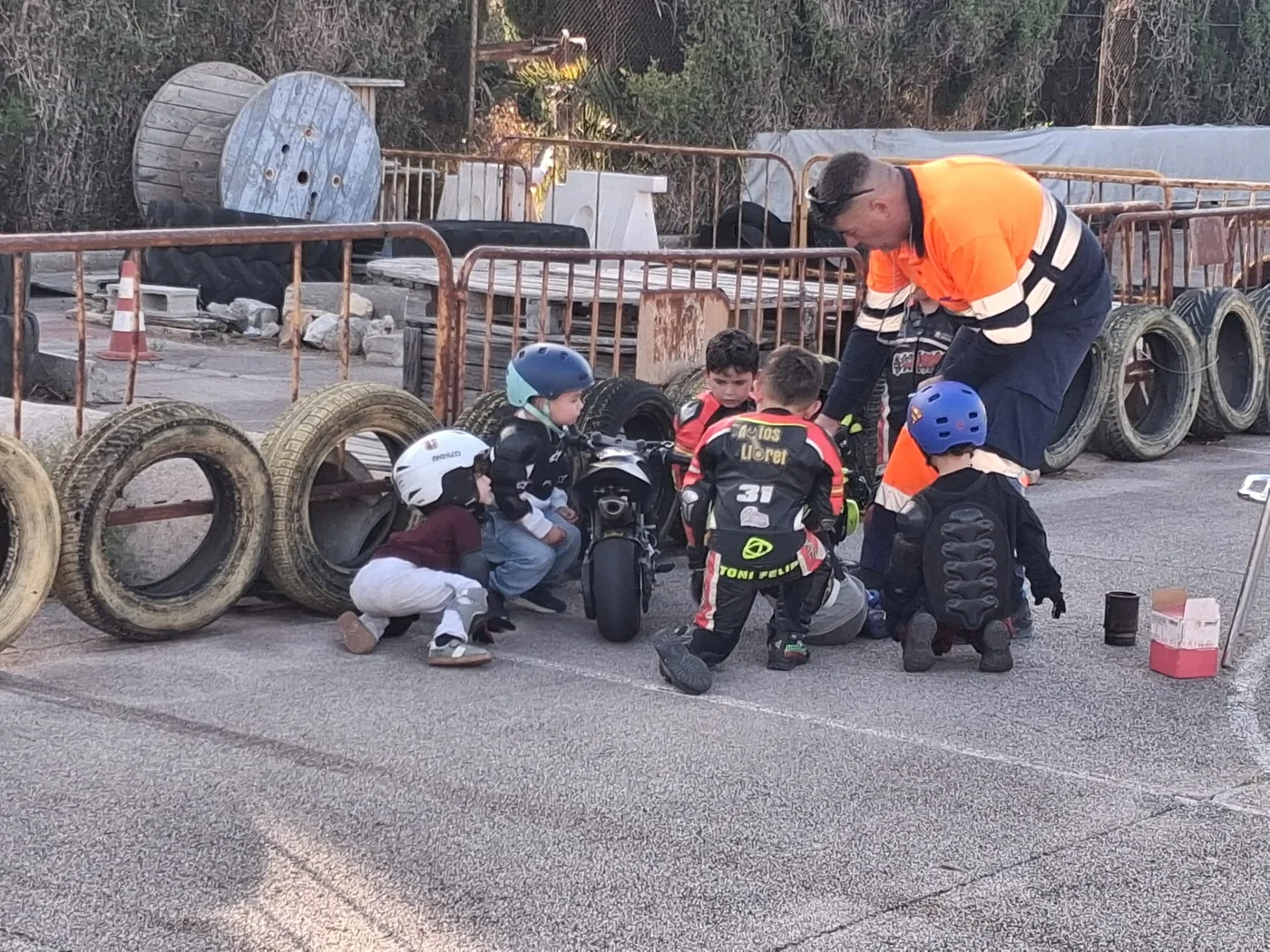 Instructor acompañando a varios jóvenes pilotos en un entrenamiento