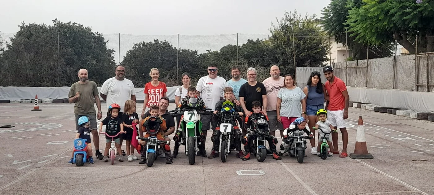 Grupo de pilotos y equipo reunidos en el circuito