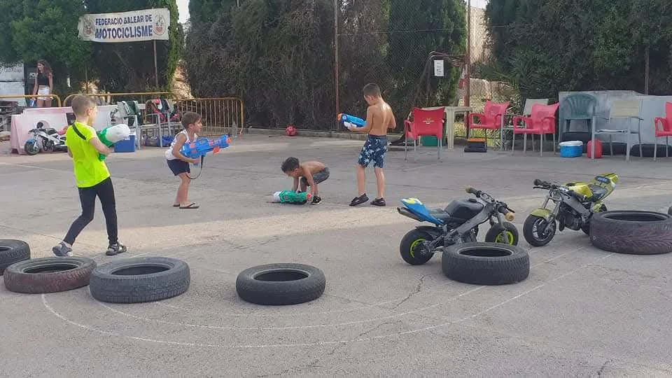 Ejercicio de práctica con motos y obstáculos